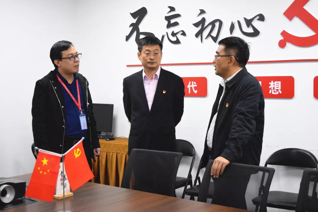 中共安陽市委網(wǎng)信辦主任路玉軍、副主任王曉萌等一行人蒞臨安陽青峰網(wǎng)絡(luò)指導(dǎo)工作