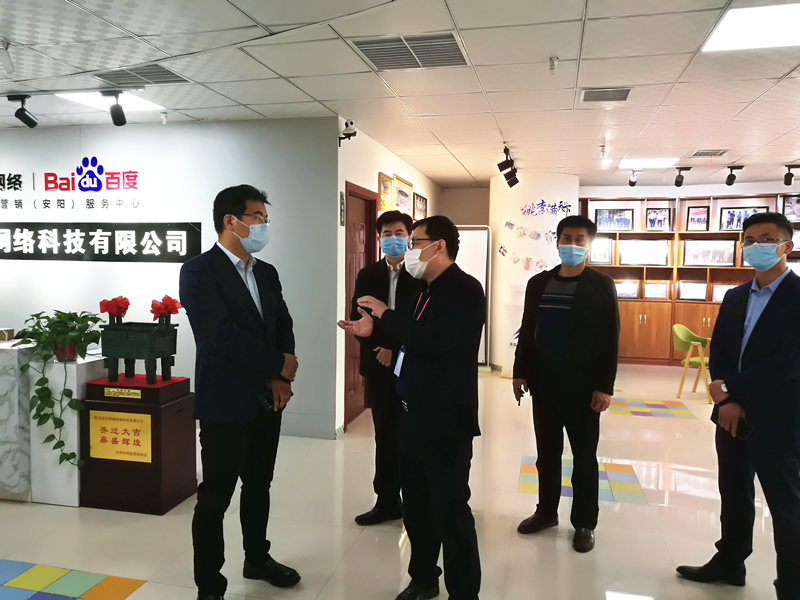 安陽(yáng)市商務(wù)局副局長(zhǎng)張躍勇，攜同天津伍創(chuàng)電子商務(wù)有限公司李富民一行蒞臨安陽(yáng)青峰網(wǎng)絡(luò)參觀指導(dǎo)??！